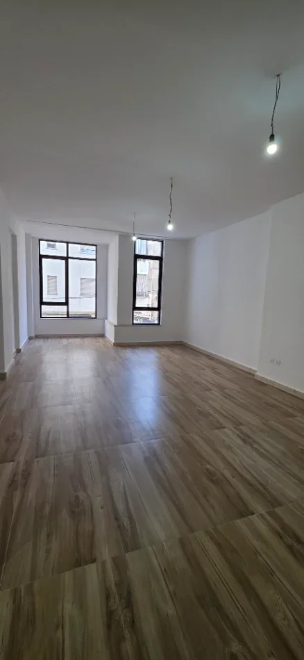 Tirane, jepet me qera zyre Kati 1, 150 m² 22 € (Mine Peza)