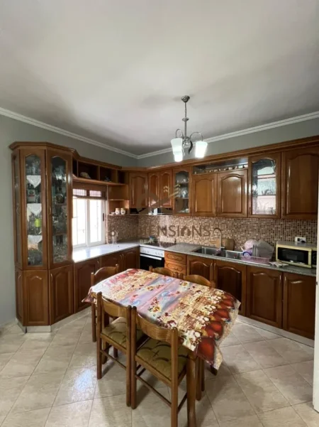 Tirane, jepet me qera apartament 2+1+Ballkon Kati 3, 100 m² 400 € (yzberisht)