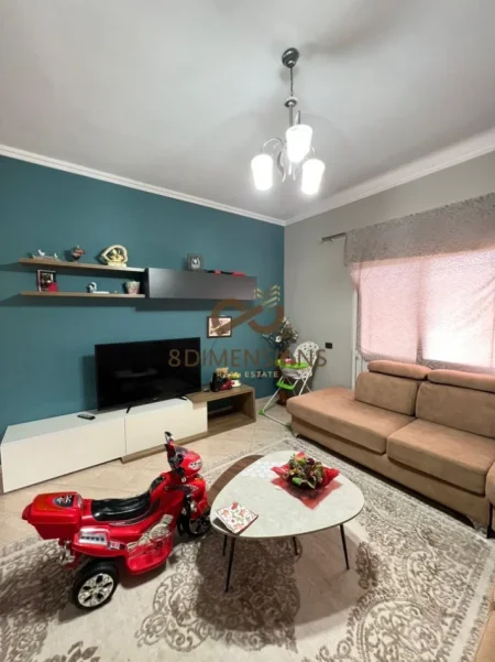 Tirane, jepet me qera apartament 2+1+Ballkon Kati 3, 100 m² 400 € (yzberisht)