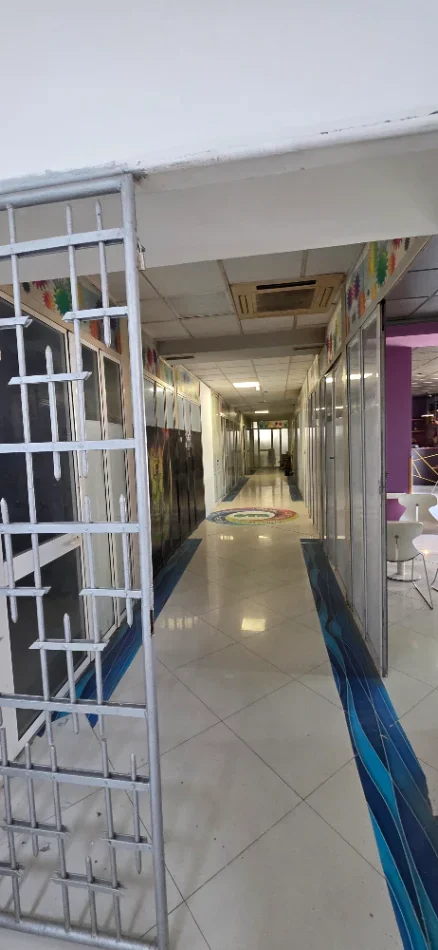 Tirane, jepet me qera ambjent biznesi Kati 0, 1 m² 1.000 € (Bashkia Kombinat)