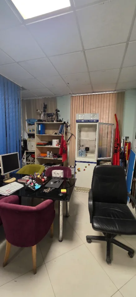 Tirane, jepet me qera ambjent biznesi Kati 0, 1 m² 1.000 € (Bashkia Kombinat)