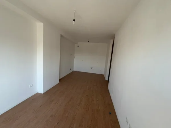 Tirane, jepet me qera ambjent biznesi Kati 5, 80 m² 700 € 