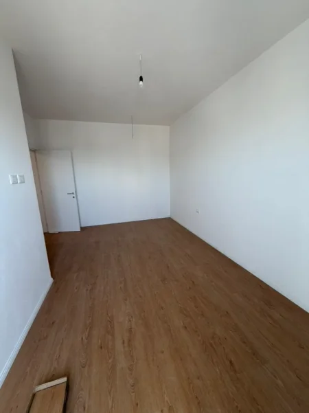 Tirane, jepet me qera ambjent biznesi Kati 5, 80 m² 700 € 