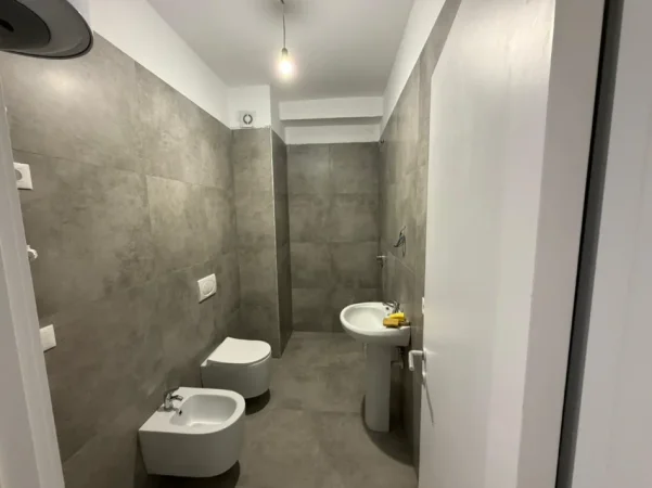 Tirane, jepet me qera ambjent biznesi Kati 5, 80 m² 700 € 