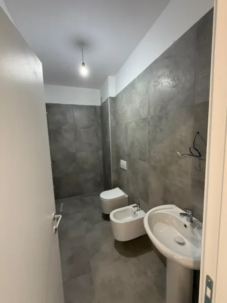 Tirane, jepet me qera ambjent biznesi Kati 5, 80 m² 700 € 