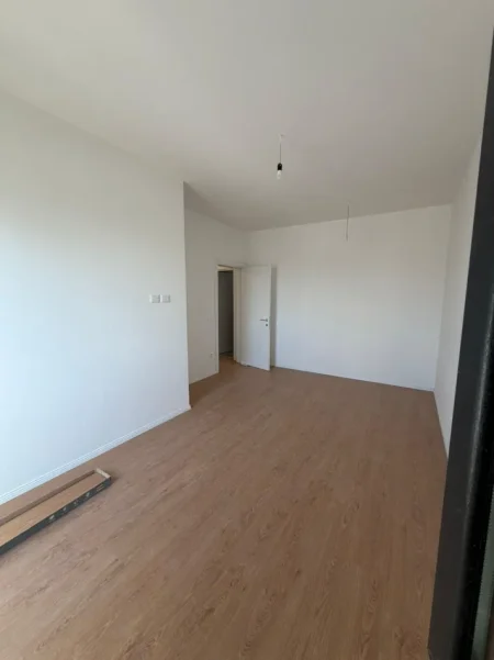 Tirane, jepet me qera ambjent biznesi Kati 5, 80 m² 700 € 