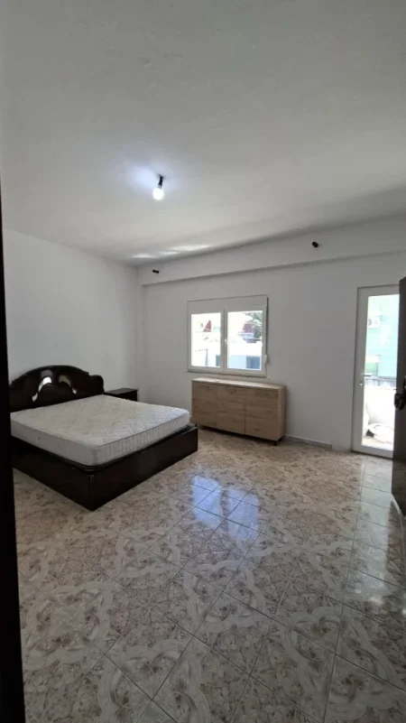 Tirane, jepet me qera Vile 1+1+Ballkon Kati 2, 90 m² 500 € (Rruga e Durresit/Rr.Viktor Hygo)