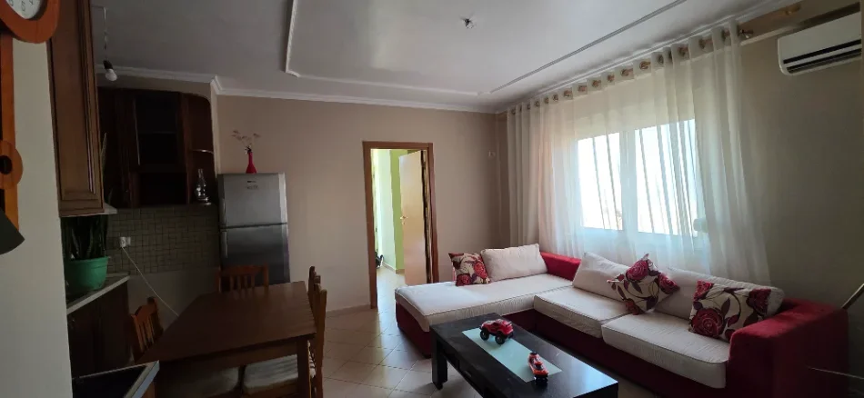 Tirane, jepet me qera apartament 1+1 , 600 € (Ish ambasada jugosllave)