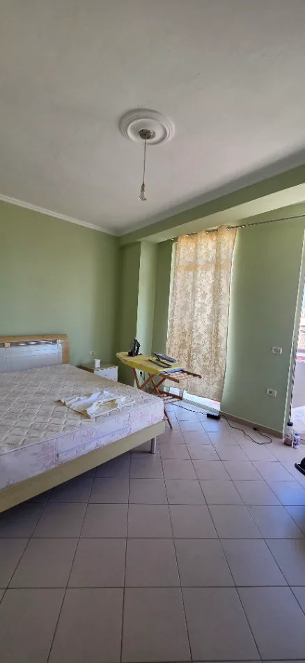 Tirane, jepet me qera apartament 1+1 , 600 € (Ish ambasada jugosllave)