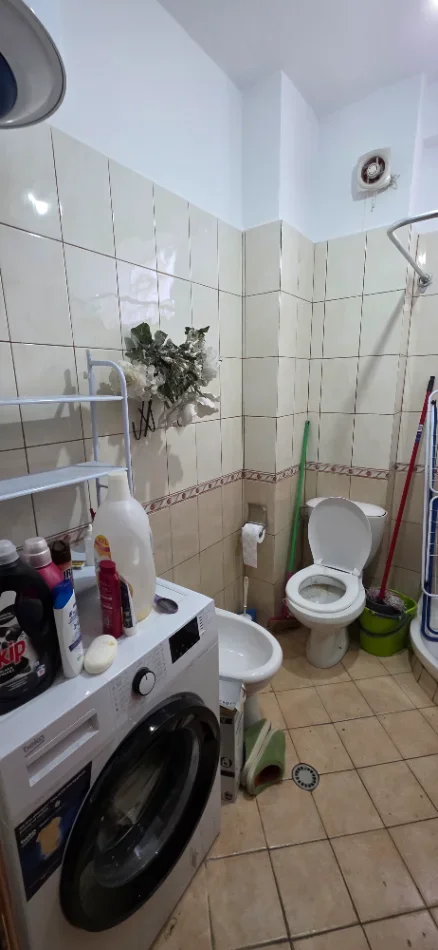 Tirane, jepet me qera apartament 1+1 , 600 € (Ish ambasada jugosllave)