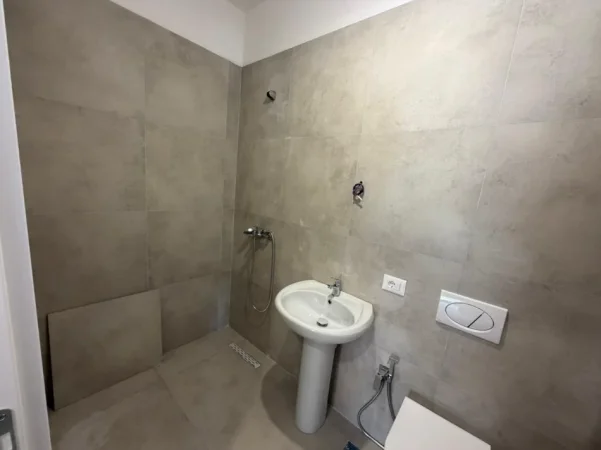 Tirane, jepet me qera ambjent biznesi Kati 2, 80 m² 700 €