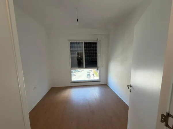 Tirane, jepet me qera ambjent biznesi Kati 2, 80 m² 700 €