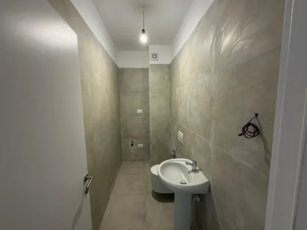 Tirane, jepet me qera ambjent biznesi Kati 2, 80 m² 700 €