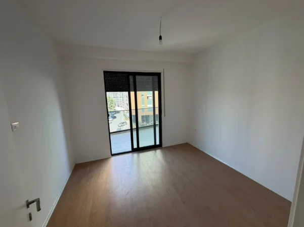Tirane, jepet me qera ambjent biznesi Kati 2, 80 m² 700 €