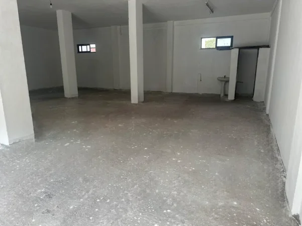 Tirane, jepet me qera magazine Kati 0, 180 m² 1.000 € (21 DHJETORI)
