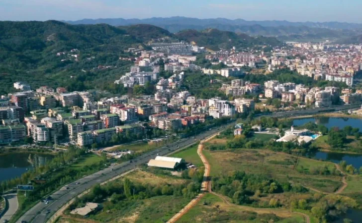 Tirane, shitet truall , 14.200 m² 3.550.000 € (Liqeni i Thate)