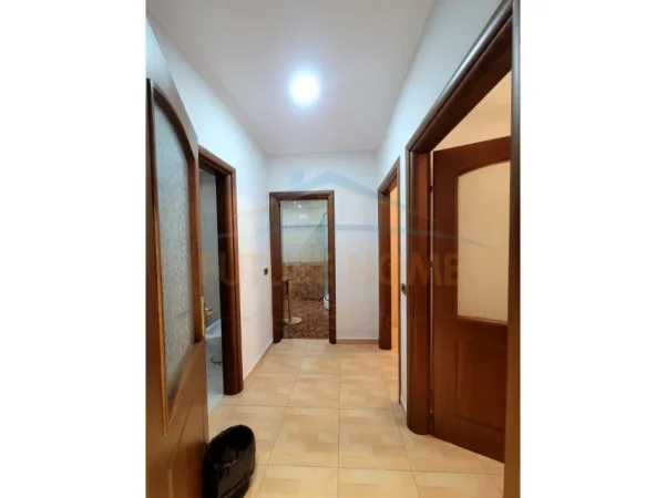 Tirane, jepet me qera apartament 2+1 Kati 5, 115 m² 800 € (Rruga Frederik Shiroka prane 21 Dhjetorit)