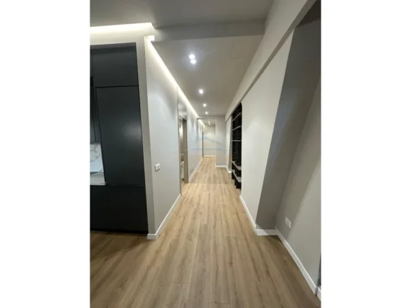 Tirane, shitet apartament 2+1+2 Kati 13, 168 m² 504.900 € (TIRANA GARDEN BUILDING , Rruga Kavajes)