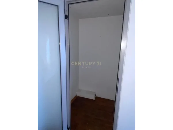 Durres, jepet me qera 1+1 Kati 2, 106 m² 230 € (Lagjia17,Durres)