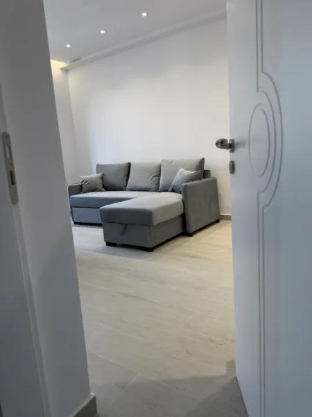 Tirane, jepet me qera apartament 1+1+Ballkon , 60 m² 580 € (Rruga mbrapa Vodafon shop 21 Dhjetori)