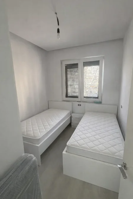 Tirane, jepet me qera apartament 1+1+Ballkon , 60 m² 580 € (Rruga mbrapa Vodafon shop 21 Dhjetori)