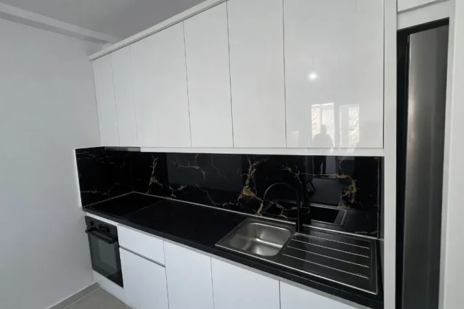 Tirane, jepet me qera apartament 1+1+Ballkon , 60 m² 580 € (Rruga mbrapa Vodafon shop 21 Dhjetori)