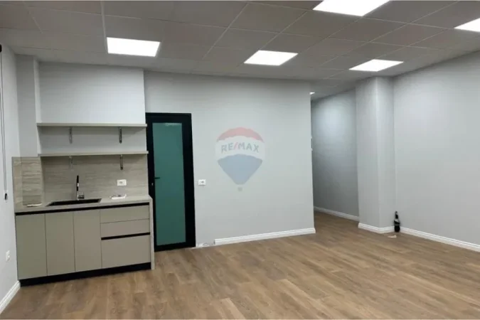 Tirane, jepet me qera ambjent biznesi Kati 2, 68 m² 950 € (9 kateshet)