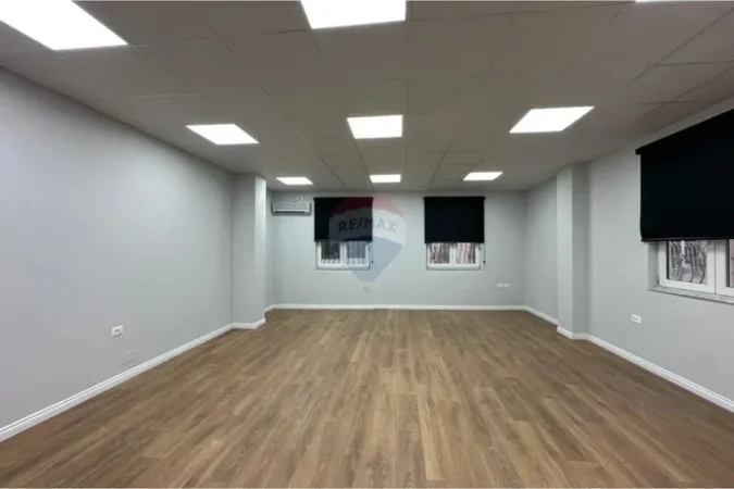 Tirane, jepet me qera ambjent biznesi Kati 2, 68 m² 950 € (9 kateshet)