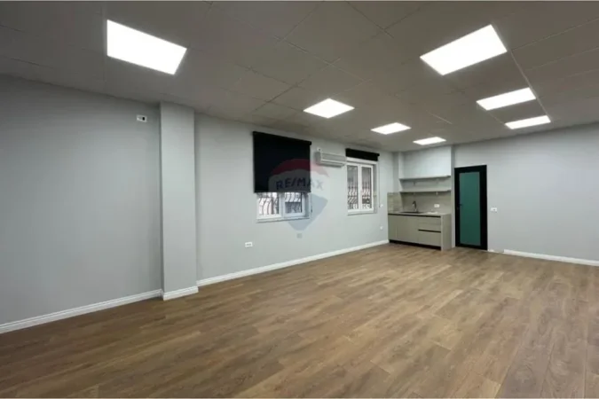 Tirane, jepet me qera ambjent biznesi Kati 2, 68 m² 950 € (9 kateshet)