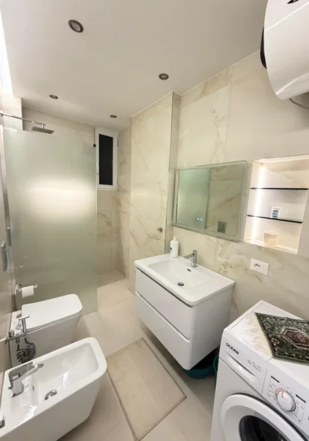 Tirane, jepet me qera apartament 1+1+Ballkon Kati 4, 60 m² 500 € (5 maji)