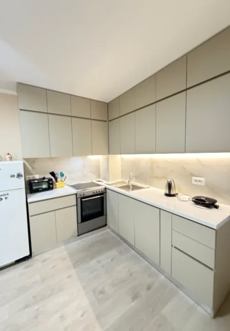 Tirane, jepet me qera apartament 1+1+Ballkon Kati 4, 60 m² 500 € (5 maji)