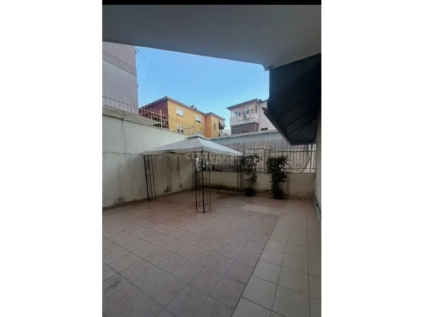 Tirane, jepet me qera apartament 1+1 Kati 1, 120 m² 420 € (RrugaMuhamet Deliu)
