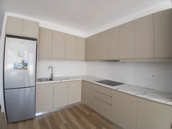 Tirane, jepet me qera apartament 2+1+Ballkon Kati 6, 120 m² 600 € 