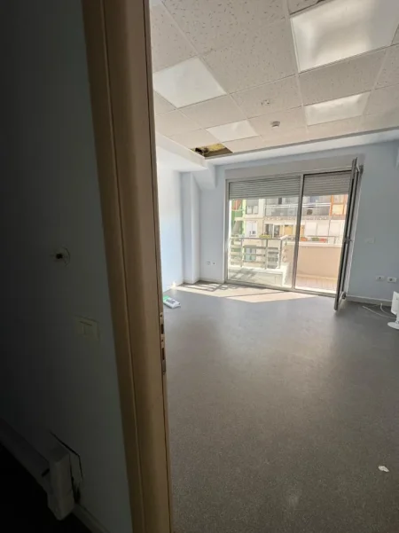 Tirane, jepet me qera zyre Kati 10, 145 m² 2.600 € (RRUGA ABDYL FRASHERI)