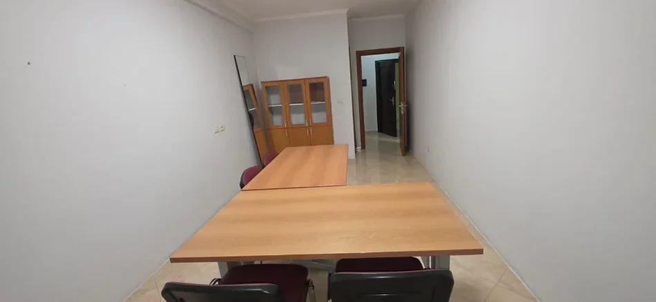 Tirane, jepet me qera zyre Kati 4, 56 m² 500 € (Bulevardi Zogu I-re)
