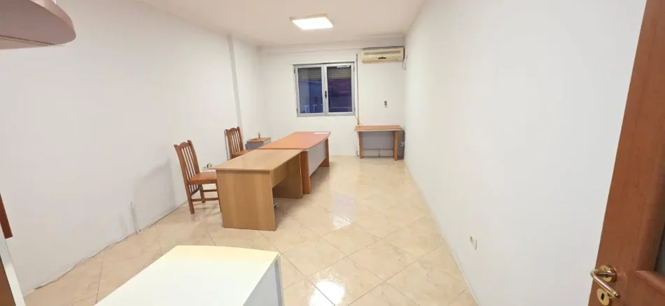 Tirane, jepet me qera zyre Kati 4, 56 m² 500 € (Bulevardi Zogu I-re)
