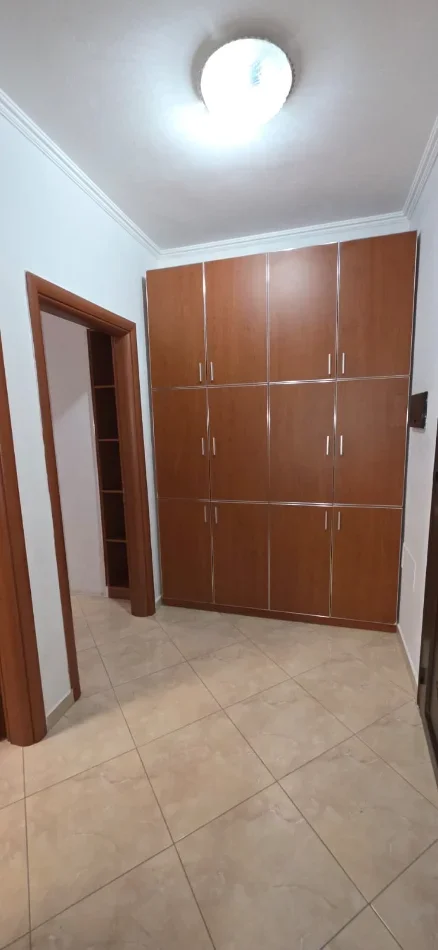 Tirane, jepet me qera zyre Kati 4, 56 m² 500 € (Bulevardi Zogu I-re)