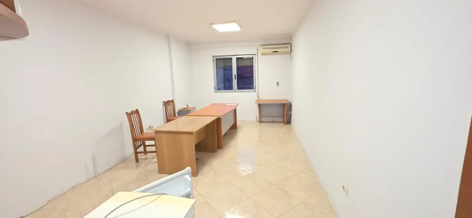 Tirane, jepet me qera zyre Kati 4, 56 m² 500 € (Bulevardi Zogu I-re)