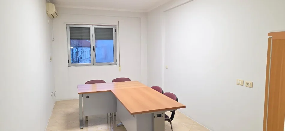 Tirane, jepet me qera zyre Kati 4, 56 m² 500 € (Bulevardi Zogu I-re)