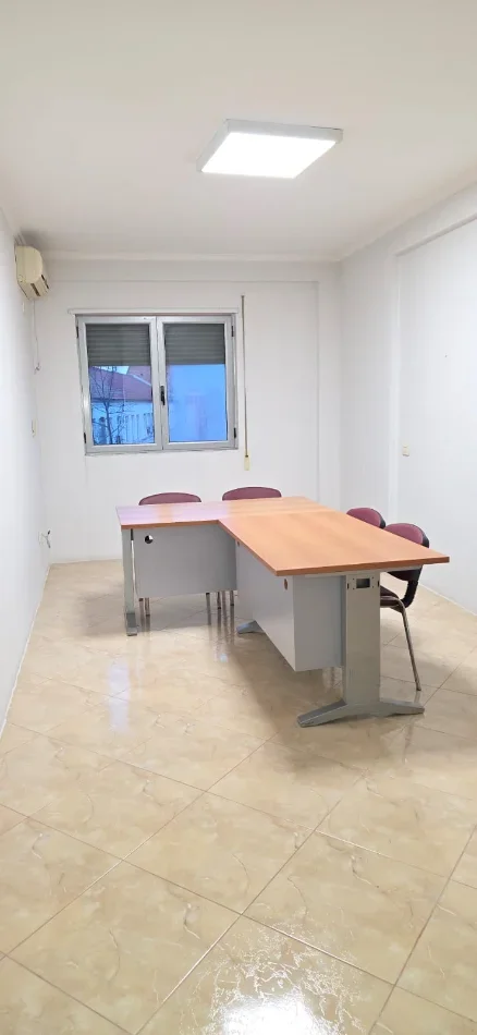 Tirane, jepet me qera zyre Kati 4, 56 m² 500 € (Bulevardi Zogu I-re)