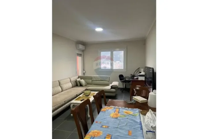 Vlore, jepet me qera apartament 2+1 Kati 3, 100 m² 550 € (Rruga Pelivan Leskaj, pranë qendrës)
