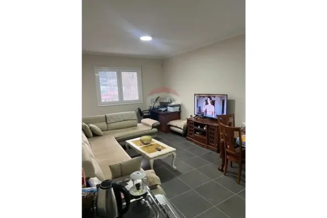 Vlore, jepet me qera apartament 2+1 Kati 3, 100 m² 550 € (Rruga Pelivan Leskaj, pranë qendrës)