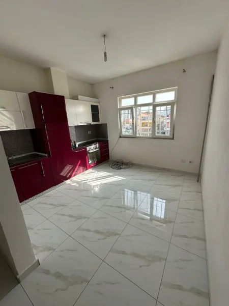 Tirane, jepet me qera apartament 1+1+Ballkon Kati 4, 65 m² 320 € 