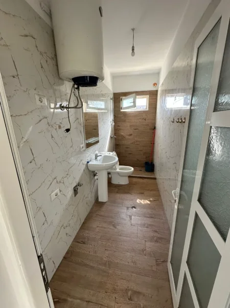 Tirane, jepet me qera apartament 1+1+Ballkon Kati 4, 65 m² 320 € 