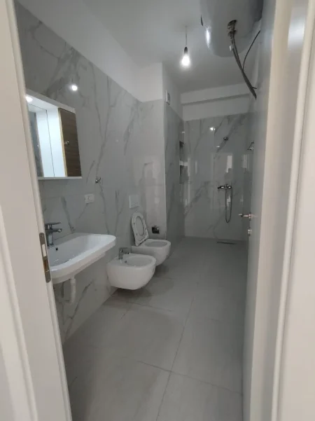 Tirane, jepet me qera apartament 1+1+Ballkon Kati 4, 65 m² 400 € 