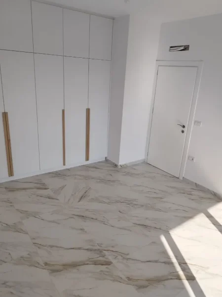 Tirane, jepet me qera apartament 1+1+Ballkon Kati 4, 65 m² 400 € 