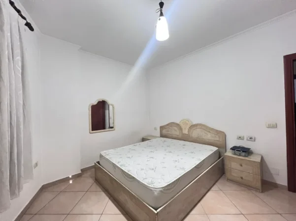 Tirane, jepet me qera apartament 1+1+Ballkon Kati 4, 66 m² 500 € (Rruga Xhanfize Keko)