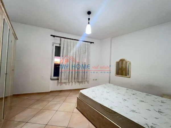 Tirane, jepet me qera apartament 1+1+Ballkon Kati 4, 72 m² 500 € (Rruga Xhanfize Keko)