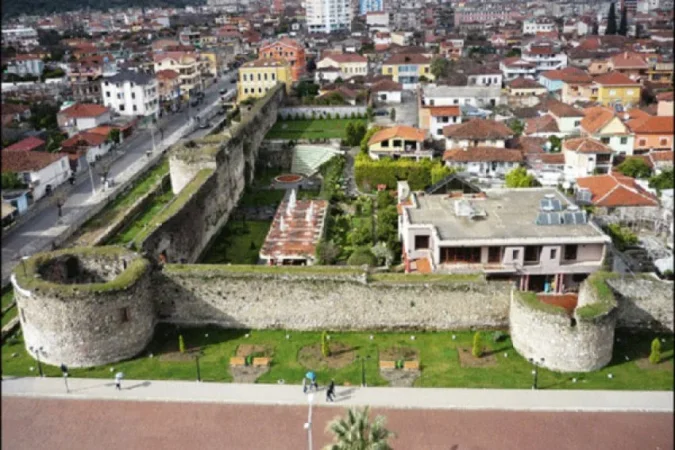 Elbasan, jepet me qera ambjent biznesi Kati 2, 117 m² 800 €