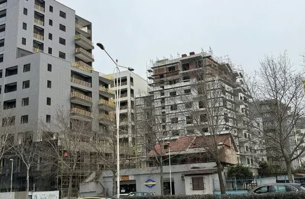 Tirane, jepet me qera apartament 1+1 , 250 € (Laprake)